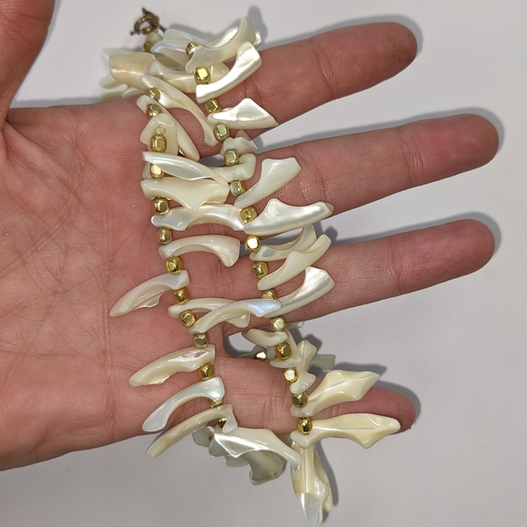 VTG IRIDESCENT SHELL & GOLD TONE SPACER NECKLACE - Picture 11 of 11